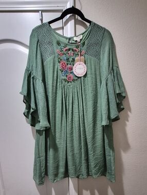 Umgee Embroidered Boho Dress Sage Green Floral With Bell Sleeves Size Medium NWT